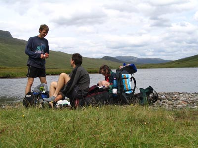 Oběd u jezera na konci údolí Glen Affric