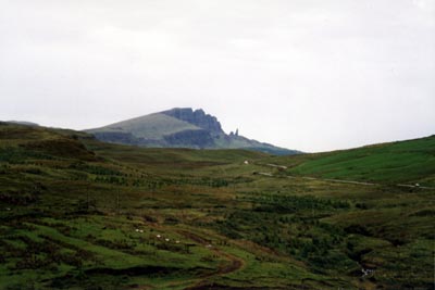 Storr mountains, vpravo Old Man of Storr