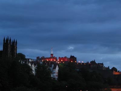 večerní Edinburgh castle
