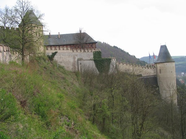 Karlštejn - hradby zakončené studniční věží