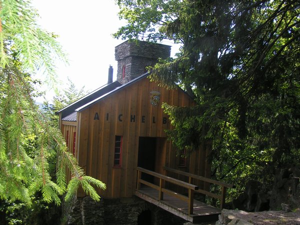 Hrádek Aichelburg nad Temným dolem