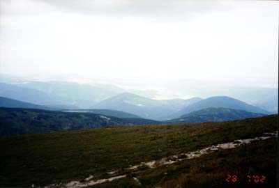 Pohled ze Strednej hole, v mlze Vysoké Tatry